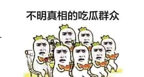 情侣拍照吃瓜群众,甜蜜瞬间成焦点